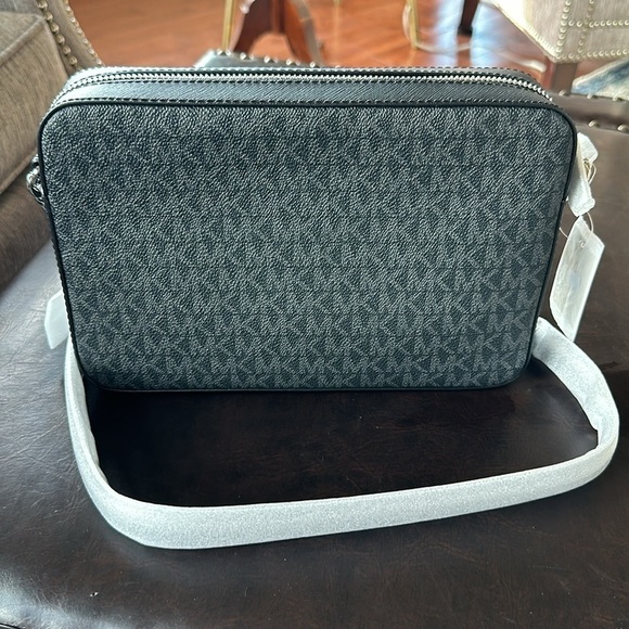 Michael Kors EW Black Crossbody new with tags - Picture 5 of 6